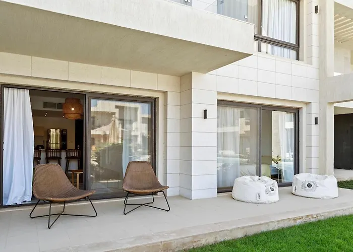 The G Cribs Sunlit - *